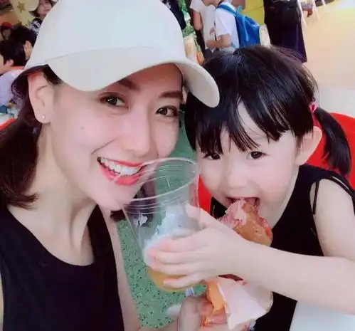  白冰秀舞技女儿凑热闹,年仅6岁个子就这么高只是颜值更像爸爸