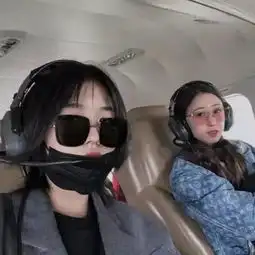  章子怡大女儿小苹果晒近照,梳哪吒头秀大长腿清爽可爱