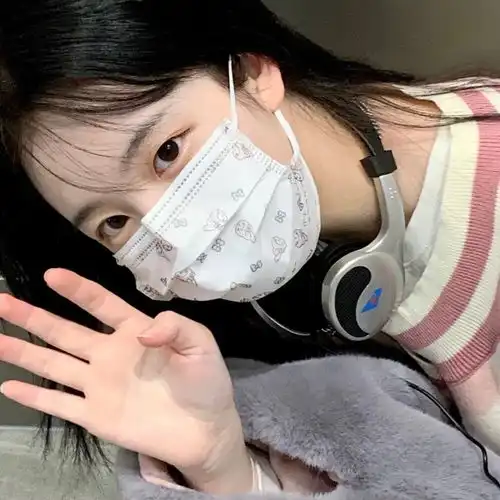  女生头像爱不释手