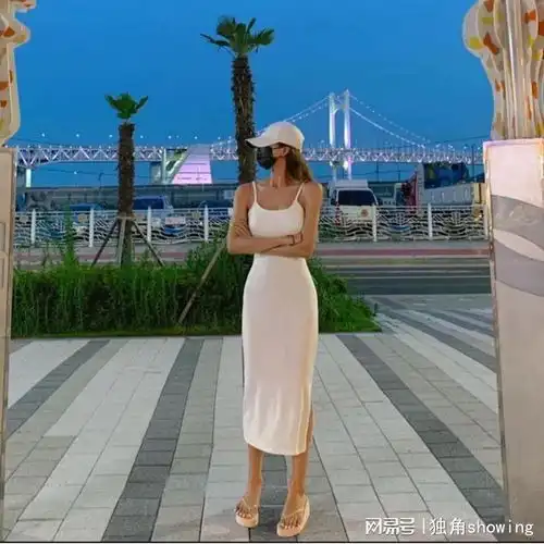  简约而不凡吊带长裙太美了,白色清新脱俗美而不凡