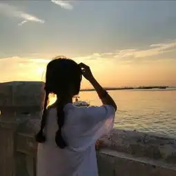  美丽个性长发飘飘的女生经典头像