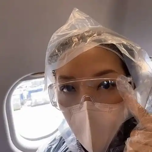  女星怕感染全副武装坐飞机,两层帽子口罩眼睛还不忘戴手套