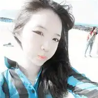  大图片头像女生穿过熙熙攘攘丶的人群