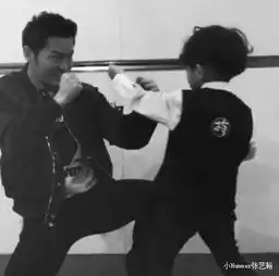 范冰冰李晨再互动共转萌娃视频公然秀恩爱