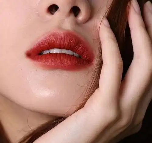  轻熟风的魅力妆容让人一见倾心