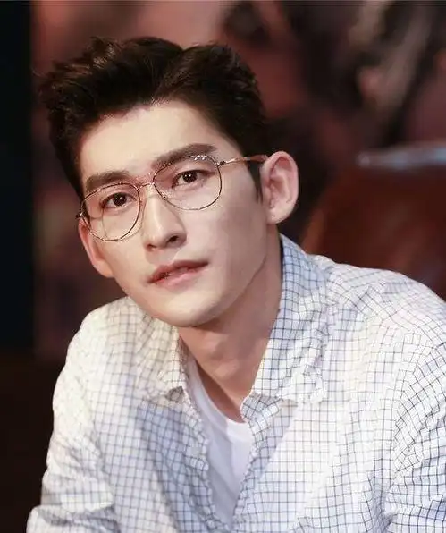  黄晓明张翰杨洋贾乃亮四款霸道总裁强势来袭,你拜倒在了谁的西装裤下