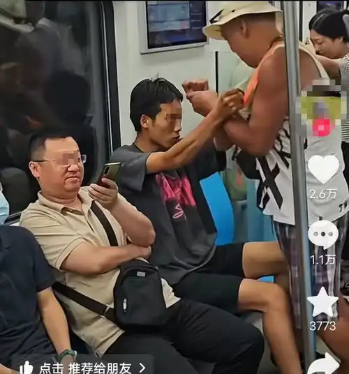  青岛地铁惊现老人暴打年轻人满地鲜血,警方通报后续详情揭秘