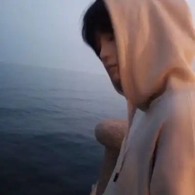  丧系男生头像真人侧脸