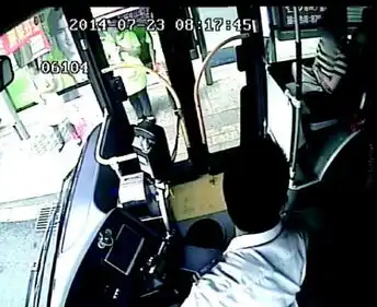  济南brt2号线公交驾驶员提醒年轻女乘客让座遭投