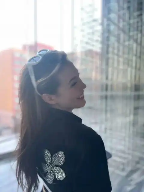  谷爱凌拍时尚大片,腰肢纤细腹肌明显,直言自信女孩才最美