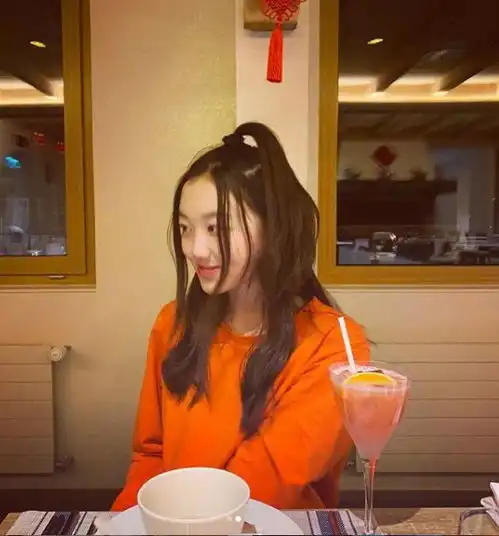  李嫣一人在国外过年送祝福与闺蜜互拍超自信