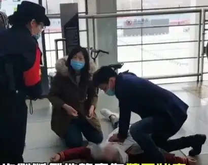  在天津西站摘下口罩,为倒地男子做人工呼吸这位女医生找到了