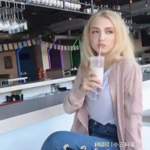  欧洲美女以为中国人吃不饱饭,来中国餐厅吃饭,发现自己太没见识