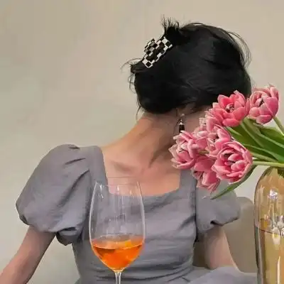  干净ins风好看的女头,女生氛围感头像超好看看不腻