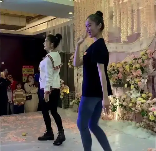  古力娜扎出席闺蜜婚礼,第一次这么近距离看娜扎,本人太美了