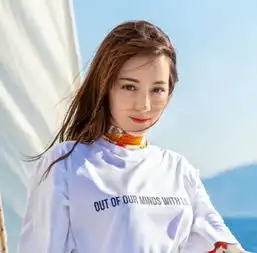  迪丽热巴海上写真,清新脱俗