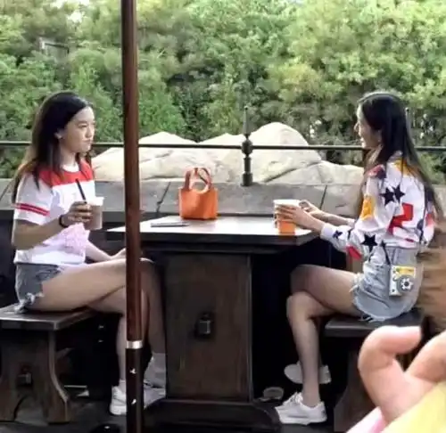  组图网友偶遇李嫣与闺蜜聚会长腿吸睛名牌包显眼