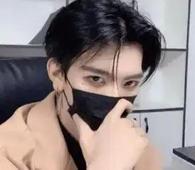  抖音男版乔碧萝摘下口罩不敢认,网友被恶魔亲吻过的脸