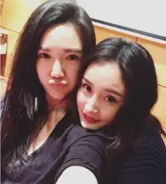  杨幂与闺蜜开心合照,纤细铅笔腿抢镜,十多年闺蜜情令人羡慕
