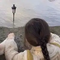  小男孩牵狗的情侣头像小男孩小女孩牵狗情头