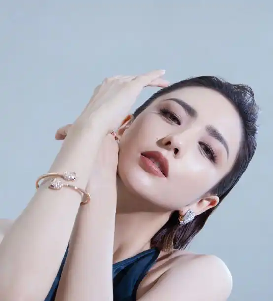  佟丽娅的魅力真挺强的,都当妈了还身材还这么柔软,让人羡慕