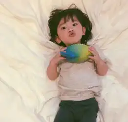  这个萌出水的娃,看得网友们心都酥了然而再看看人家麻麻的脸蛋,这一切似乎就很正常了...搜狐
