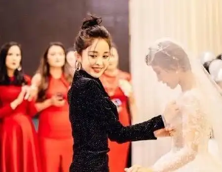  继娜扎后陈伟霆回港参加亲戚婚礼,颜值在线变身孩子王