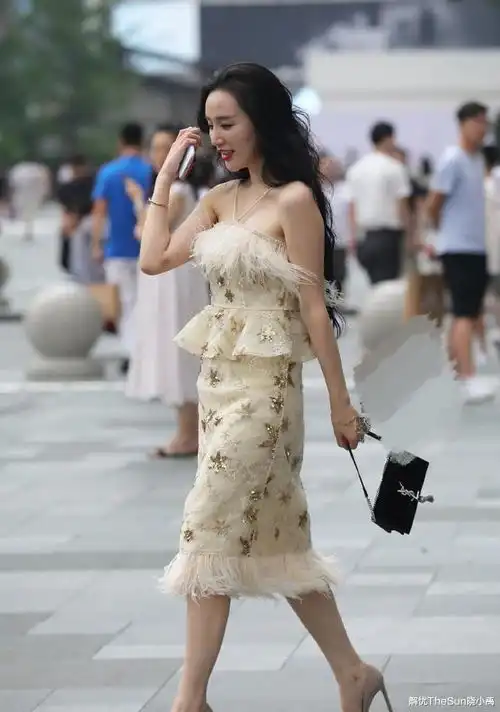  小姐姐身材这么好,想不到都是两个孩子的妈妈了哈哈哈哈尴尬了