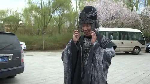  王千源拍新戏影期间,穿演出服与美女们合影,太可爱了