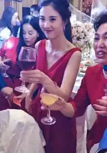 抖音最美岳母走红,撩发动作惹人爱,网友新郎压力挺大