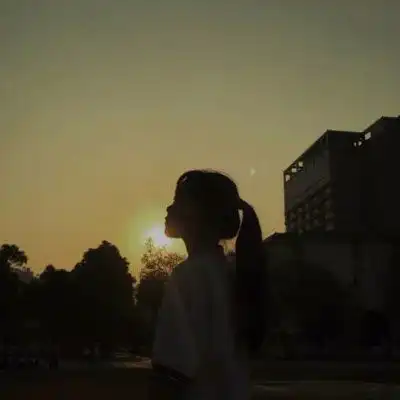  微信头像女生简单大方背影被风抚养成人