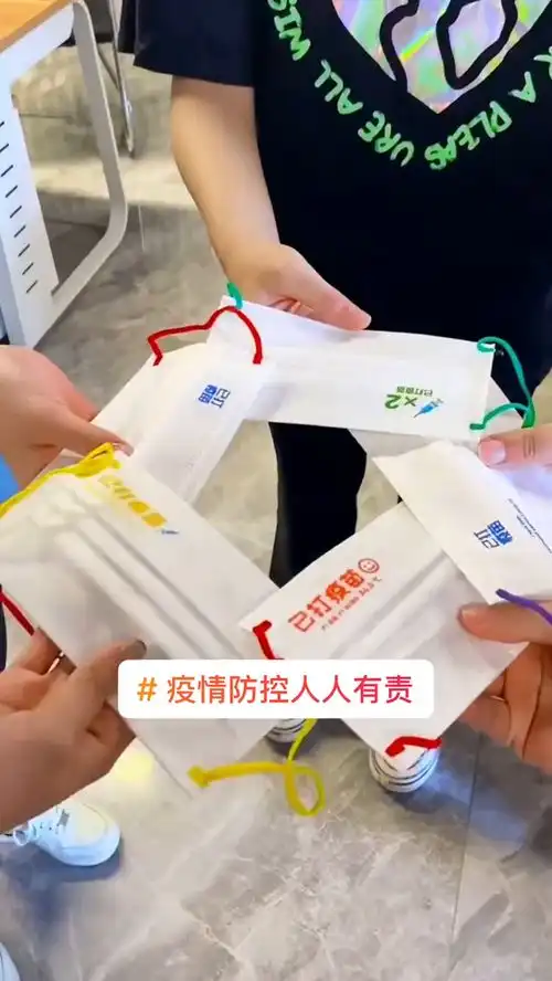  疫情当前人人有责,出门必备品,不要给社会添乱戴口罩的女孩
