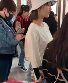  杨紫排队过安检,路人竟无一人认出来,真人和电视的差距一目了然