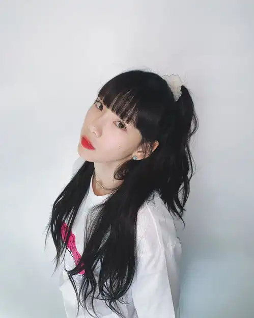  组图泰妍晒美照梳齐刘海半扎马尾显清纯穿白t甜笑少女感足