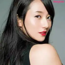 曾经隐退沦为打工妹,年近30才火,如今她与你们的两大帅哥老公共演