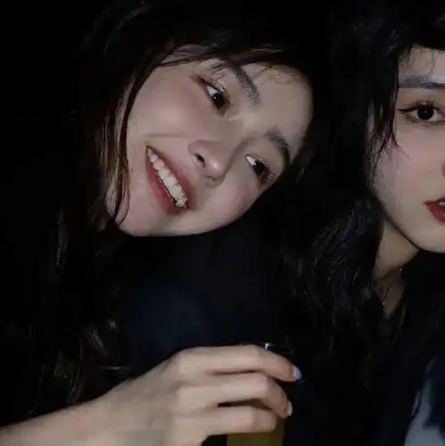 闺蜜头像一冷一疯黑白女