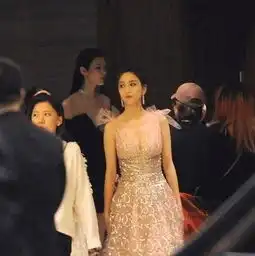 佟丽娅真人长啥样看路人镜头下的她,网友陈思诚口味真特别