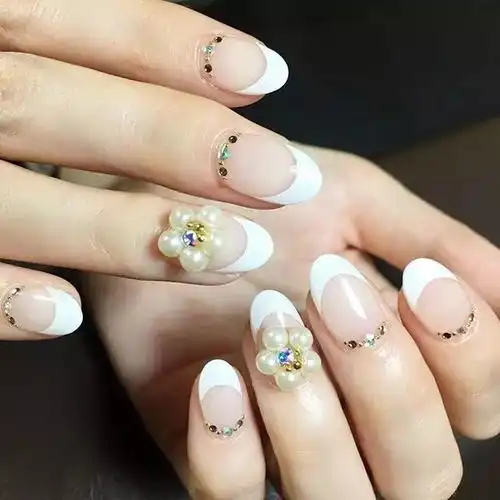  美甲干货如何画出完美法式美甲微笑线