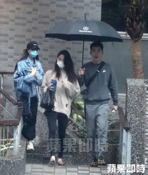  欧阳妮妮热恋张书豪打死不认约会被抓包处处泄爱痕