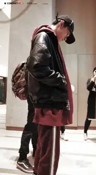  易烊千玺昨日下班路透身着皮夹克未戴口罩霸气四溢