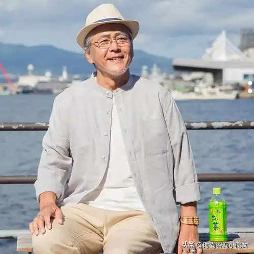  50岁左右的男人,上衣尽量不要穿衬衫polo衫,这些更优雅减龄