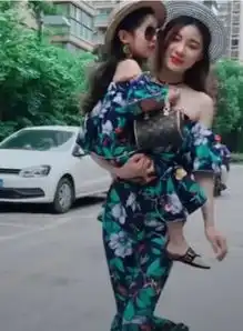  抖音最潮母女,打扮带娃两不误,网友好想知道爸爸长啥样