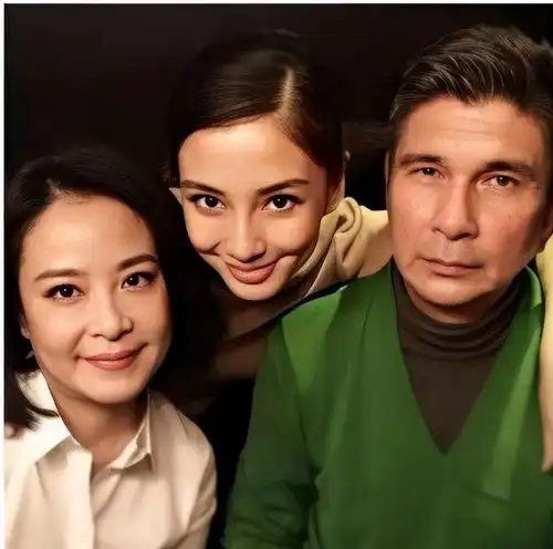  杨颖全家庆生秀幸福,父母惊艳亮相,宝宝服饰惹热议