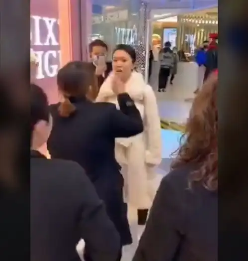  贵阳妙龄女子不戴口罩进商场被拦,气焰嚣张辱骂并踢踹工作人员
