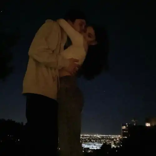  a妹结婚,全世界的arianators都失恋了顶流女明星和房屋中介的爱情有多甜