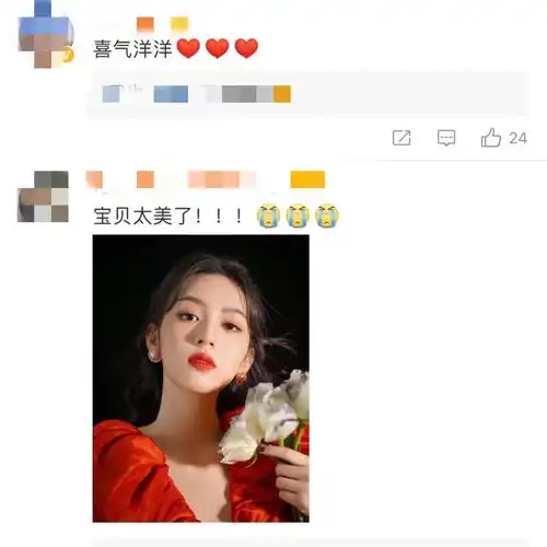  周也穿大红色衣服好喜庆明艳俏丽五官别样精致