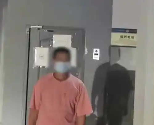  嚣张云南一男子进医院拒戴口罩,手撕防护服捶打女医生胸口