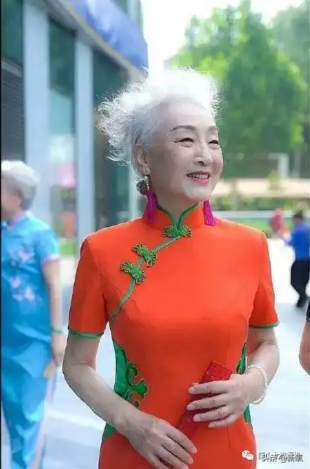  抖音银发闺蜜团爆火,穿旗袍走猫步,既有企业高管也有大学教授