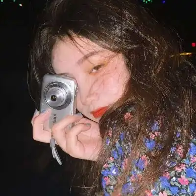  温柔小众女生头像礼貌拿图