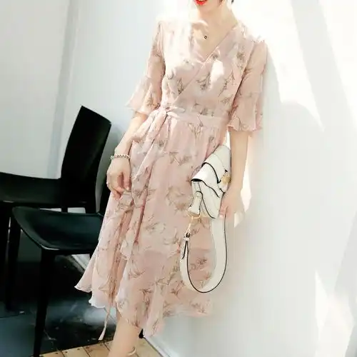  爱上粉色调季节染上连衣裙,犹如仙女下凡,清新脱俗